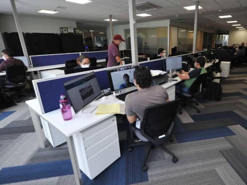 Empleados públicos trabajan en una oficina estatal.