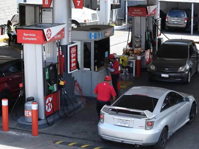 Foto de archivo de vehículos abasteciendo combustible en una gasolinera de Guatemala.