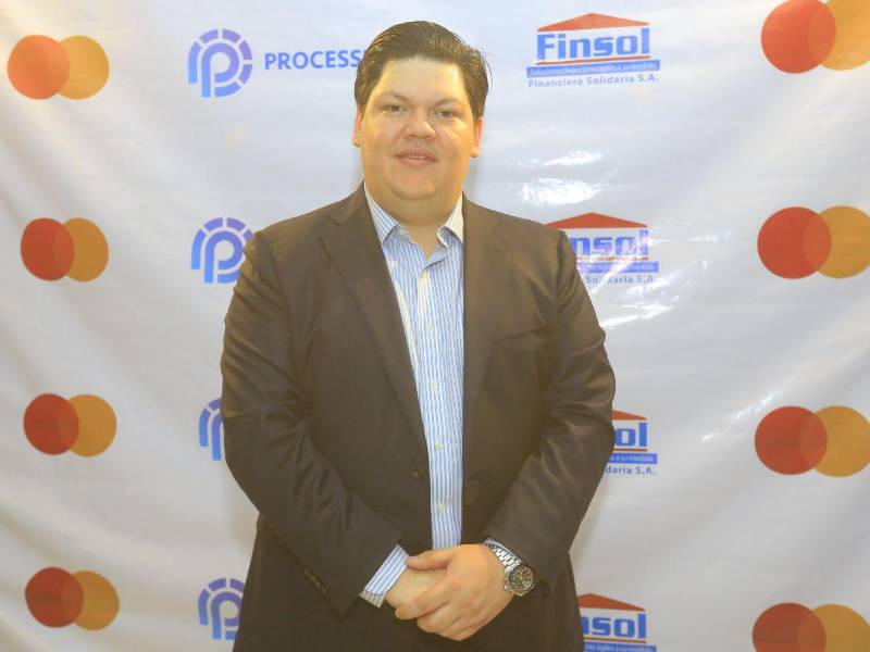 Fernando Ilovares, presidente de la Junta Directiva de Finsol, durante la presentación de la primera tarjeta de débito de la financiera en Honduras.