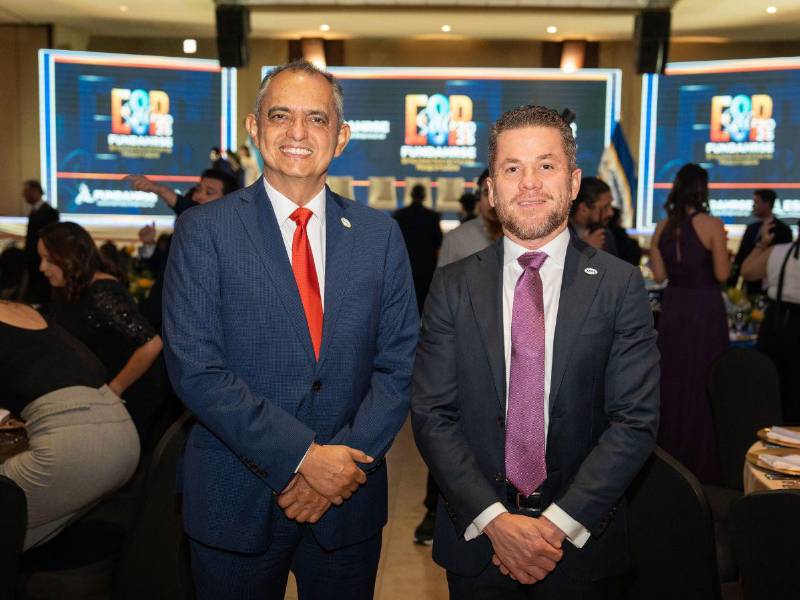 Javier Mejía, rector de la UTH junto Roger E. Valladares, presidente de UTH, durante la ceremonia.
