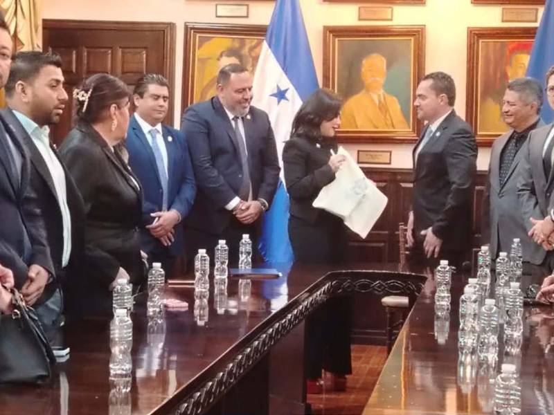 Autoridades del Congreso Nacional y del Parlacen durante la firma del convenio de cooperación interinstitucional.