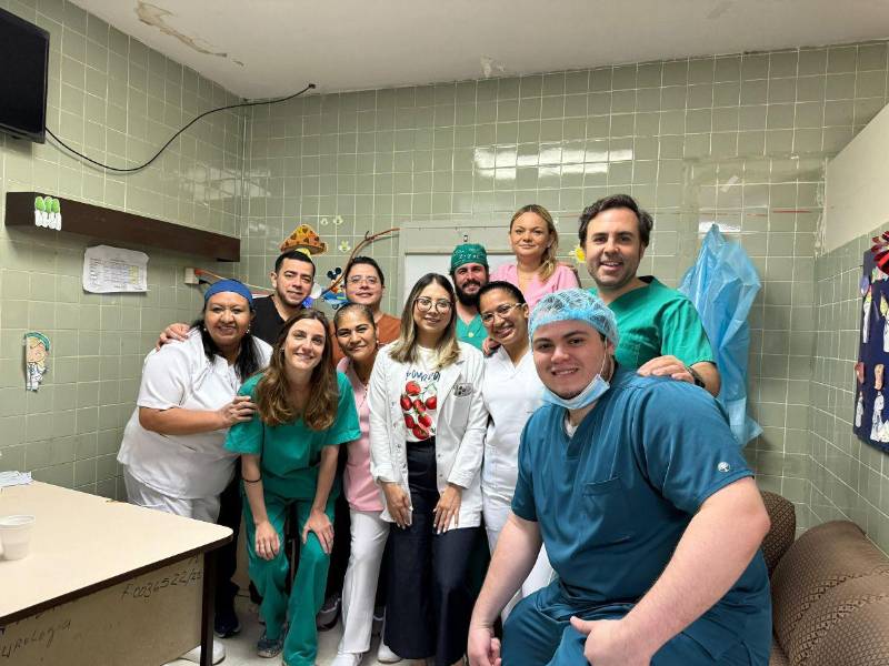 Especialistas de España y personal del Mario Rivas comparten tras finalizar con éxito la brigada de urología.