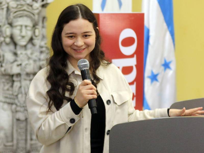 Alexa Medina, estudiante de la licenciatura en Mercadotecnia y Publicidad de la UJCV fue la moderadora del evento.
