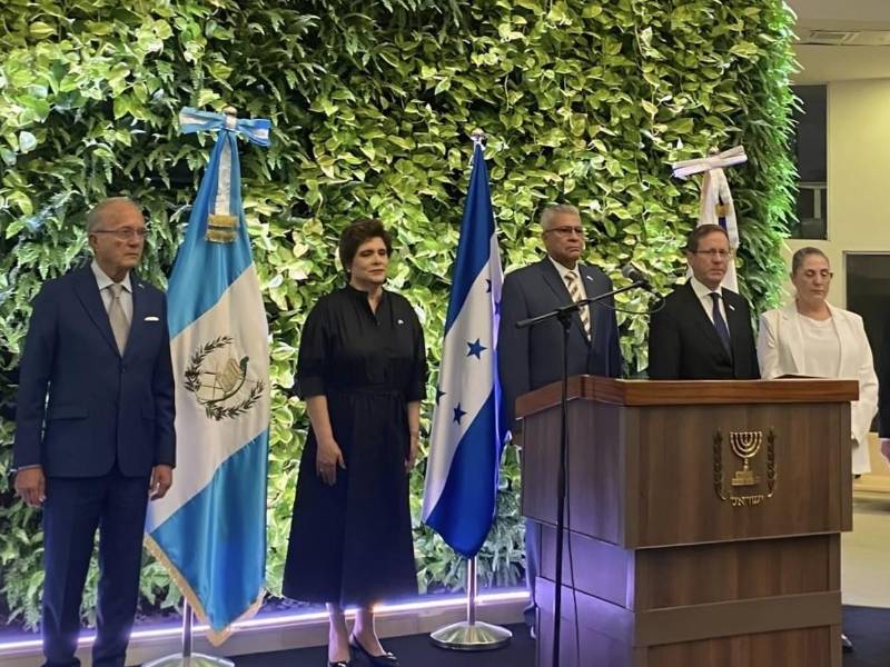 De izquierda a derecha: Antonio López Escarré, Atzum Arévalo de Moscoso y José Luis Núñez Bennett, junto a Isaac Herzog y su esposa, Michal Herzog, en Jerusalén.