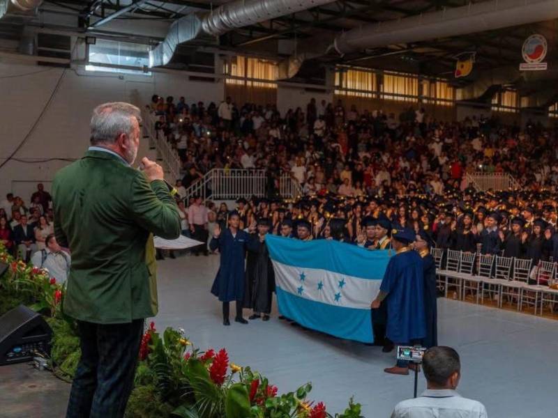 El alcalde Roberto Contreras motiv a los jóvenes a seguir adelante y convertirse en profesionales.