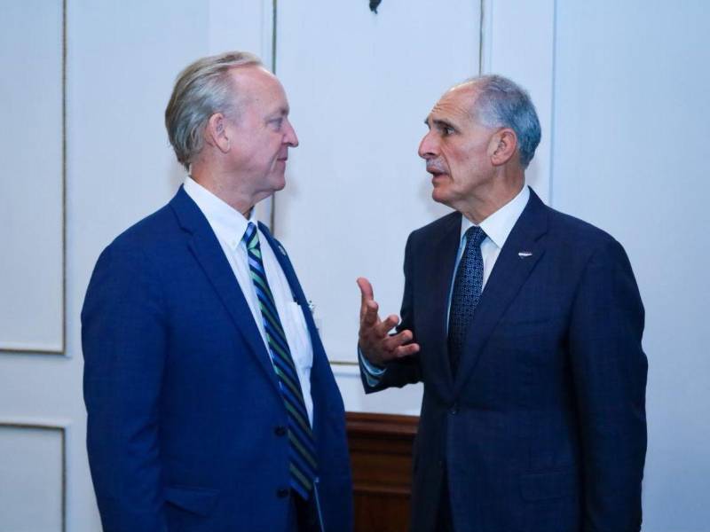 Nasry Asfura, presidente de la República de Honduras, y Juan Pablo Uribe, director de división del Banco Mundial para México.