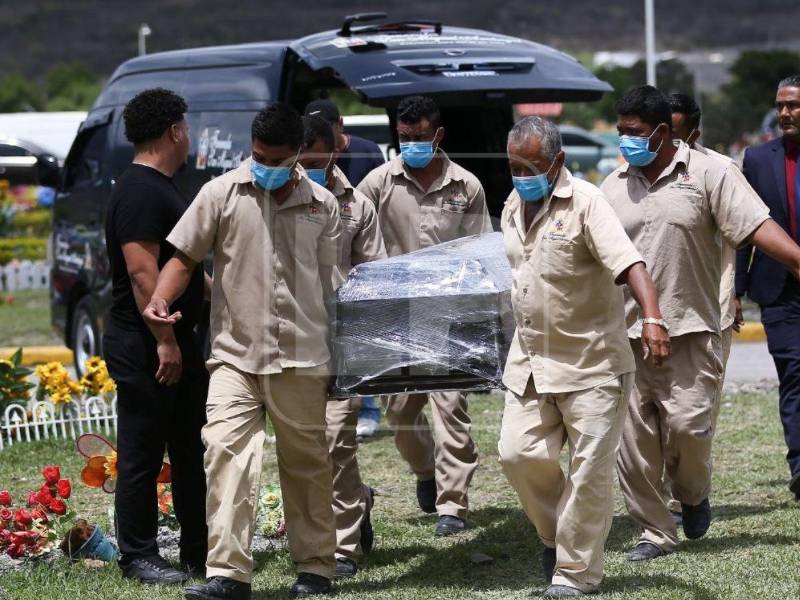 Entre muestras de dolor y consternación, familiares y amigos despidieron este miércoles a cuatro de las víctimas del accidente de tránsito ocurrido el domingo en la carretera CA-4, a la altura del sector de Camalote, en Quimistán, Santa Bárbara.