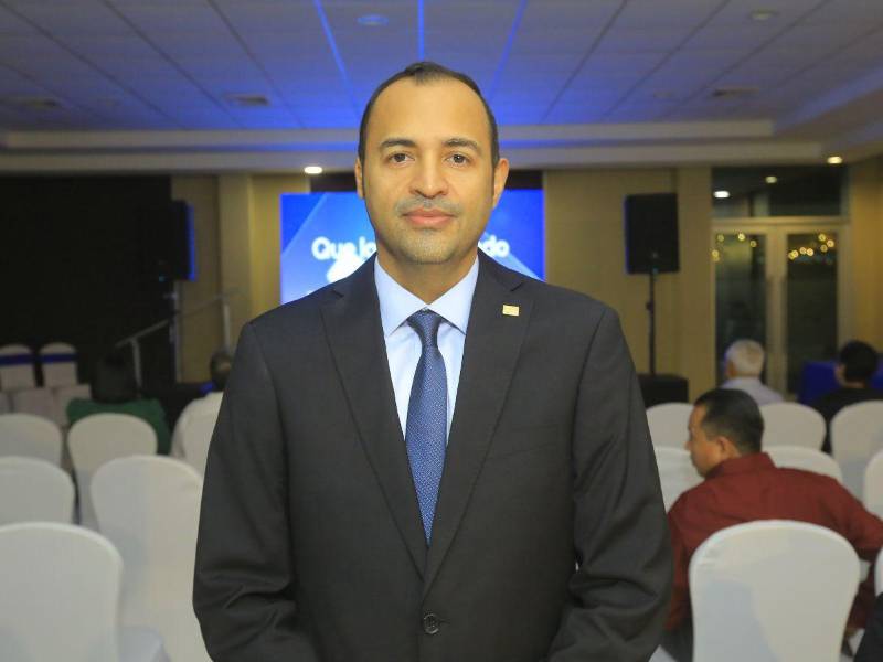 Dennis Trochez, gerente general de Negocios de Finsol, explicó los beneficios de la nueva tarjeta de débito para clientes y empresarios.