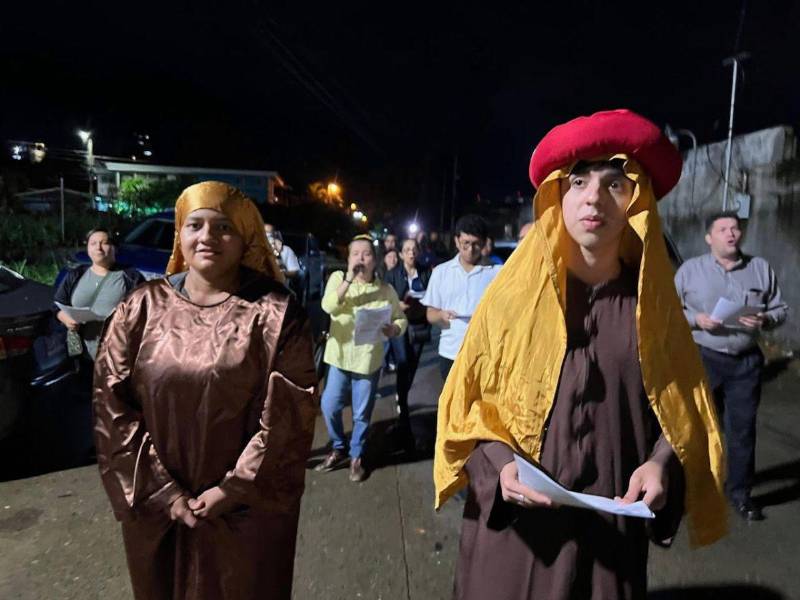 La parroquia San Vicente de Paul realiza Las Posadas y la procesión recorre las calles y avenidas hasta ser acogidos en un hogar.