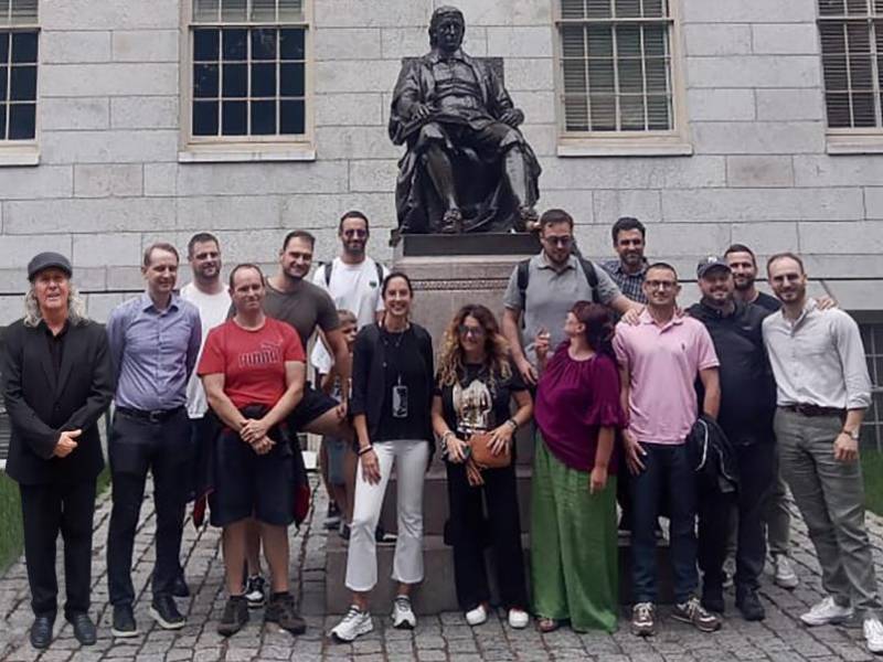 Un grupo de profesionales de diversas partes del mundo visita la Universidad de Harvard, algunos como futuros estudiantes y otros como invitados tras completar una capacitación.