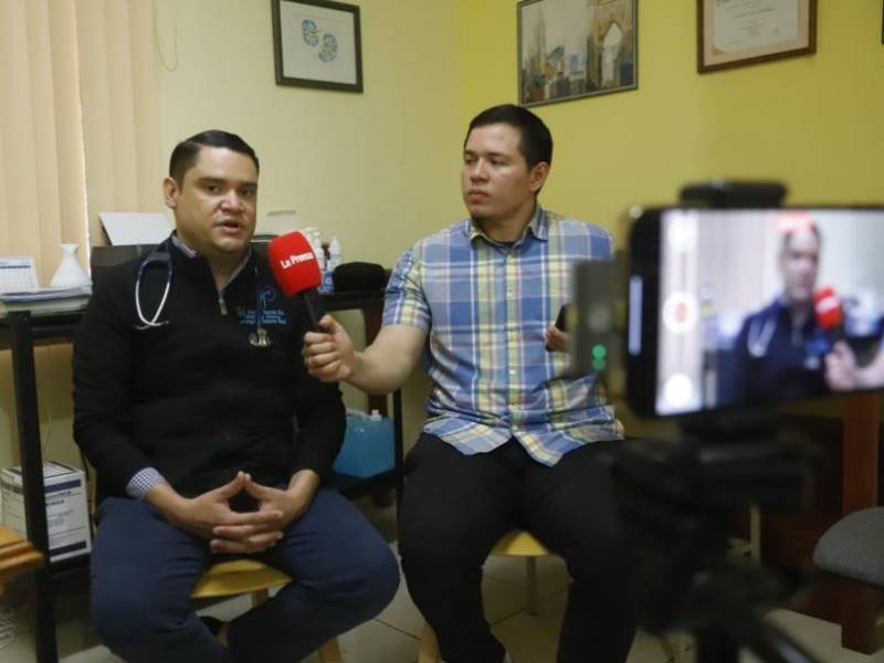 Tomar suficiente agua y realizar actividad física son beneficiosos para la salud renal, según el especialista.