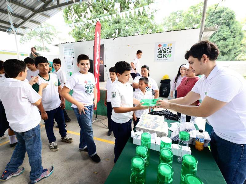 La Universidad Tecnológica de Honduras (UTH) entregó múltiples premios a los participantes.