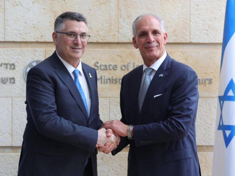 El ministro de Asuntos Exteriores de Israel, Gideon Sa'ar (I), se estrecha la mano con el presidente electo de Honduras, Nasry Asfura, antes de su reunión en el Ministerio de Asuntos Exteriores en Jerusalén.