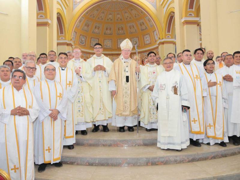 Una fotografía histórica de monseñor Miguel Lenihan, los nuevos sacerdotes y el presbiterio tras finalizar la eucaristía en la catedral metropolitana San Pedro Apóstol.