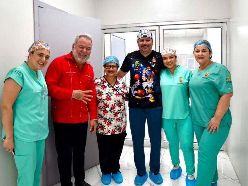 El alcalde Roberto Contreras junto al equipo tras las cirugías realizadas en el policlínico municipal.