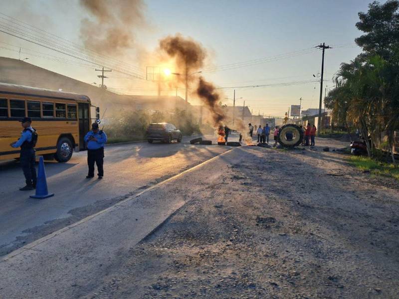 Los pobladores de las colonias Perfecto Vásquez y Villa Ernestina siguen con las protestas demandando mejores calles.