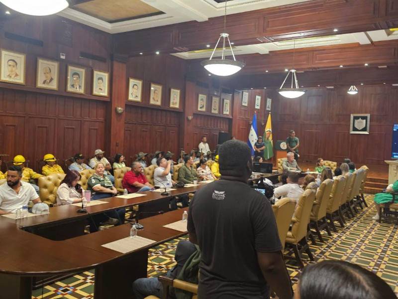 Mientras en el salón consistorial el alcalde Roberto Contreras, diputados liberales, funcionarios municipales y patronatos del Merendón sostenian una reunión.