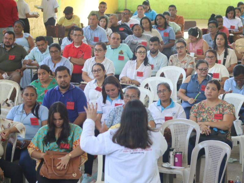 Docente recibiendo capacitación.