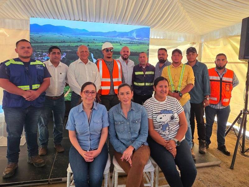 Representantes de las empresas constructoras, la empresa supervisora con Aníbal Ehrler, ministro de la SIT durante el lanzamiento oficial de las obras en el Valle de Sula.