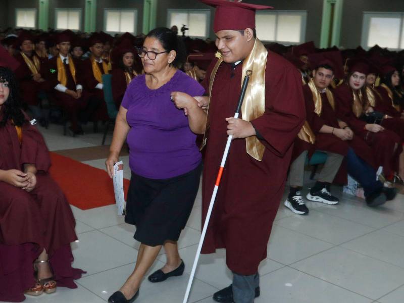 Marcelo Flores junto a su madre.