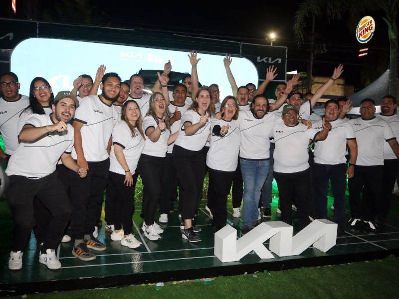 Equipo de ejecutivos y colaboradores de Kia Honduras, durante el lanzamiento de la nueva Kia Sportage Híbrida.