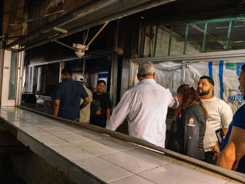 El alcalde recorrió el interior del mercado Medina-Concepción para anunciar que se reconstruirá todo el sector dañado por el fuego.