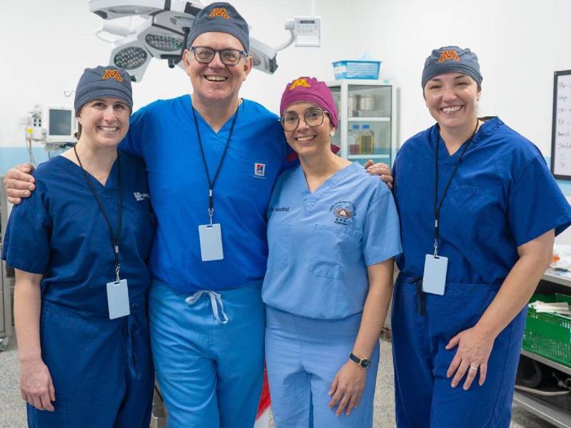 El doctor Todd Tuttle junto a la doctora Alicia Cerrato y dos miembros de la brigada luego de finalizar una cirugía exitosa en la Liga Contra el Cáncer.