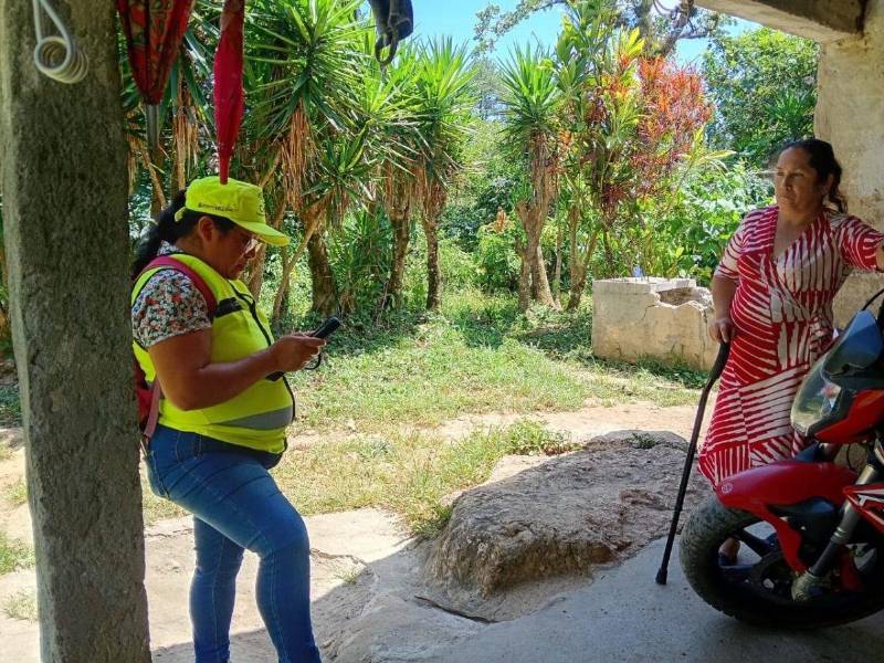 Personal de campo del INE realiza el censo a una pobladora en el municipio de San José, departamento de La Paz, región suroccidental de Honduras.