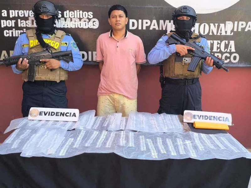 El detenido con la supuesta droga.