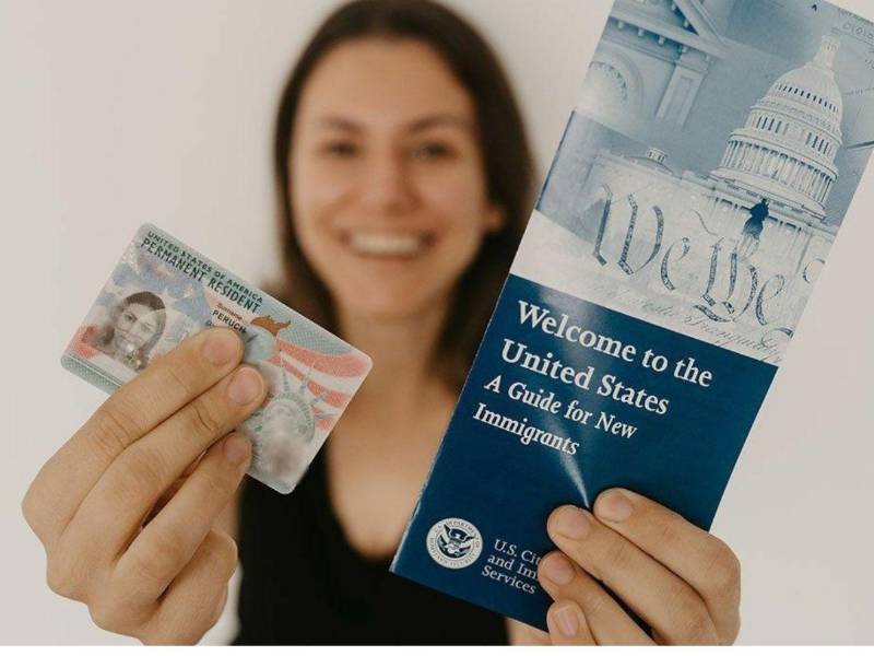 La green card (tarjeta de residencia permanente) permite a una persona vivir y trabajar legalmente de forma permanente en Estados Unidos.