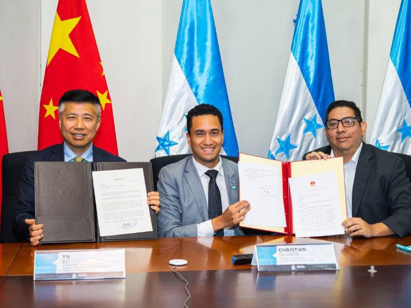Yu Bo, embajador extraordinario y plenipotenciario de la República Popular China en Honduras, Christian Duarte, ministro de Finanzas y Erick Tejada, ministro de Energía acordaron mediante firma el arribo al país de la misión de expertos que inspeccionará el proyecto.