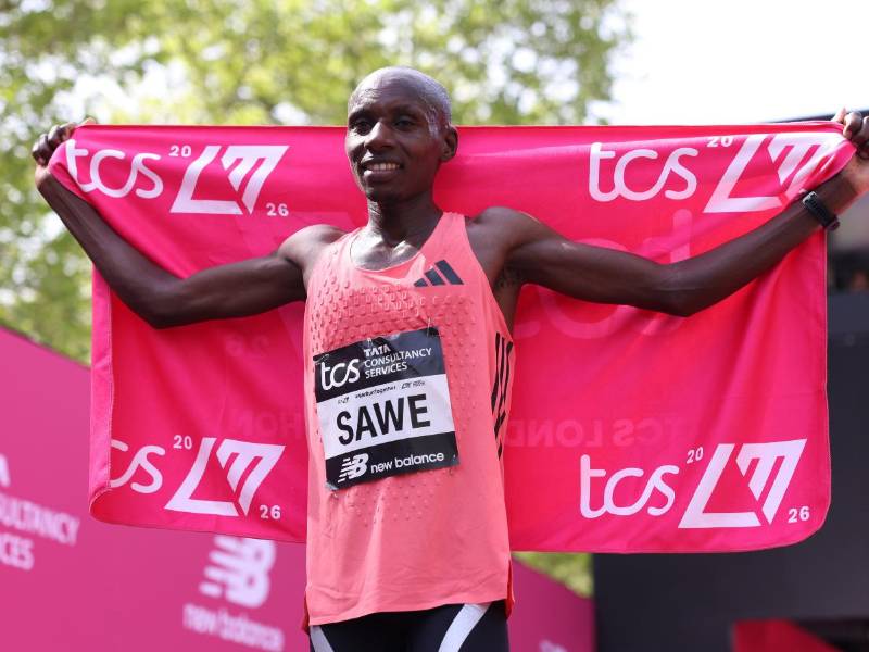 Sabastian Sawe de Kenia posa después de ganar el Maratón de Londres con un Récord Mundial de 1:59:30.