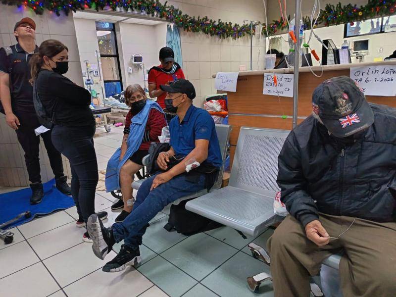 Los pacientes esperan una camilla sentados en sillas identificadas con sus nombres. La falta de médicos es otro problema en las salas de emergencia.