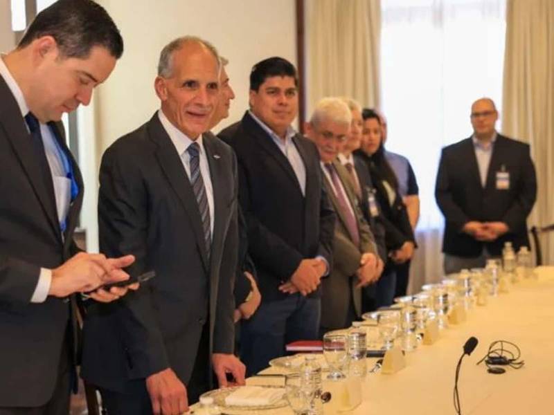 El presidente de Honduras, Nasry ‘Tito’ Asfura, junto a funcionarios de su gabinete, entre ellos el ministro de Finanzas y el titular del Banco Central, durante una reunión en el marco de la visita de la misión del FMI al país.