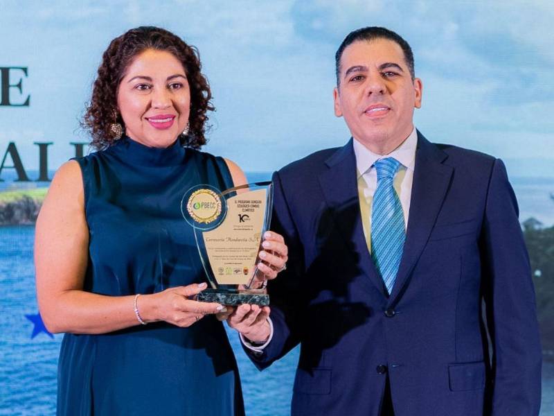 Karla Ávila, directora de asuntos Legales y Corporativos de Cervecería Hondureña, recibió el reconocimiento de manos de Mario R. Faraj, presidente del CNP+LH.
