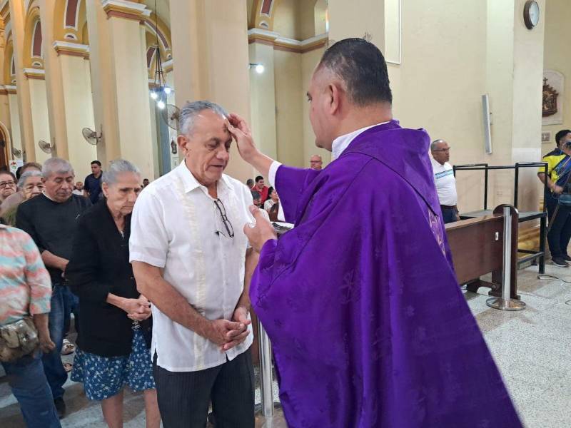 Centenares de feligreses acudieron a la catedral sampedrana para participar en la misa de Miércoles de Ceniza.