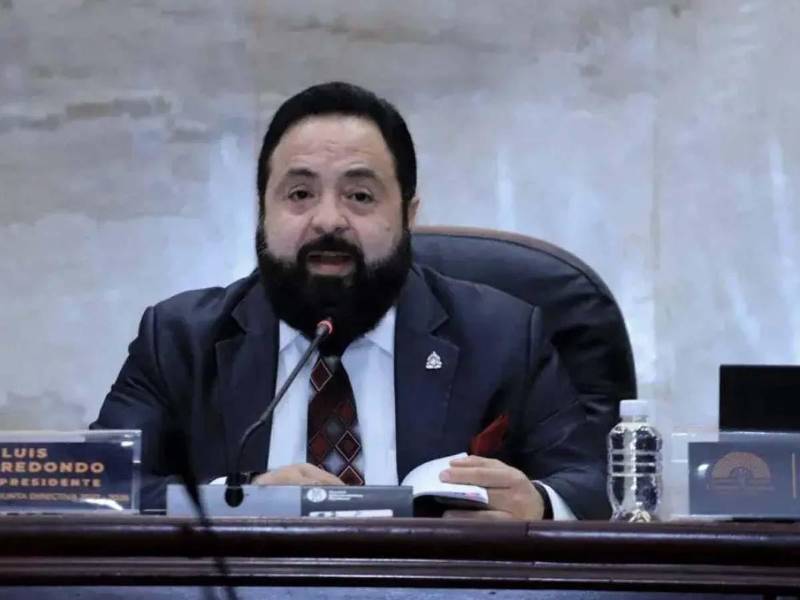 Luis Redondo, expresidente del Congreso Nacional, enfrenta una orden de captura y las autoridades hondureñas coordinan con Interpol su localización internacional.