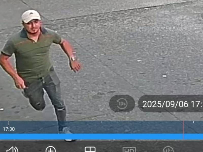 Momento en que el taxista huye y queda grabado por las cámaras.