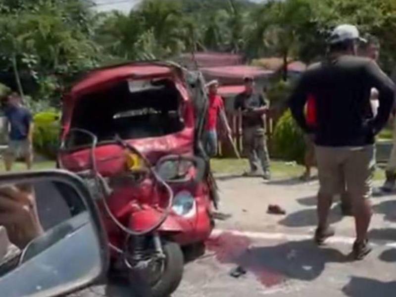 Al menos siete escolares se transportaban a bordo de la mototaxi accidentada.