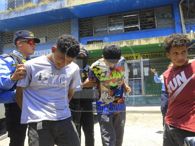 Los detenidos fueron identificados como Orlando Antonio Mendoza Banegas, de 22 años; Edwin Samuel Mendoza Banegas, de 25; y Lester Haldair Bayde Gutiérrez, de 19 años.
