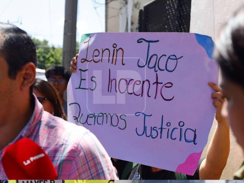Estudiantes, padres de familias y docentes exigiendo justicia tras la acusación contra el docente Lenin Marel Jaco García.