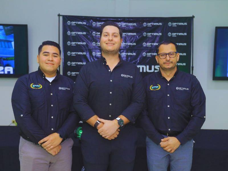 Julio Valladares y Ricardo Rivera, estuvieron presentes en la firma de esta alianza.