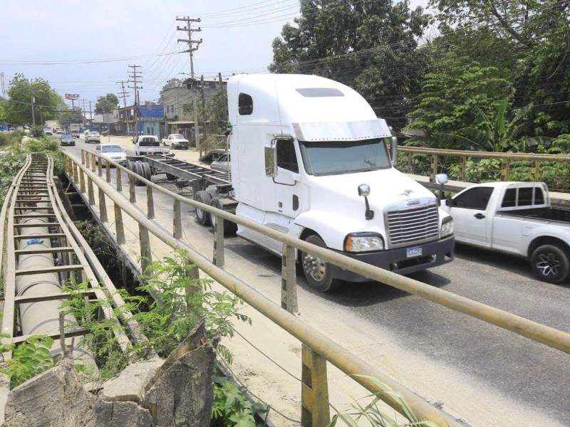 La restricción para la circulación de transporte pesado sobre el puente El Barón quedó en papel porque a diario pasan centenares de rastras y camiones.