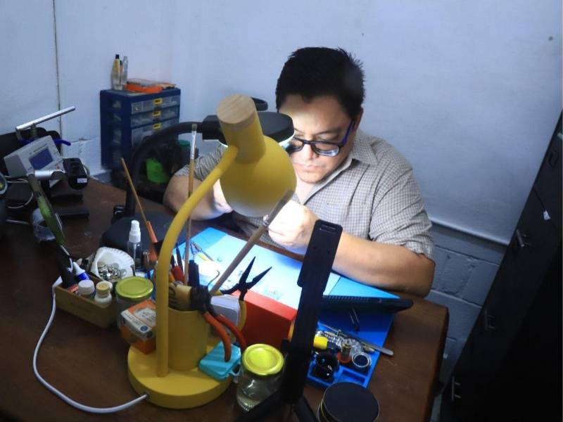 José Francisco Carrasco dejó de trabajar en una empresa privada para emprender su propio negocio de reparación y mantenimiento de relojes, lo encuentran en Plaza Lempira en San Pedro Sula.