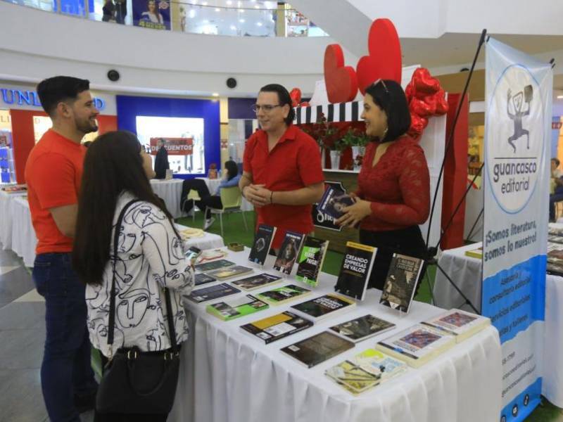 Las personas que circulaban por el centro comercial donde se realizó el evento pudieron adquirir su libro favorito y hasta conocer a los escritores que llegaron.