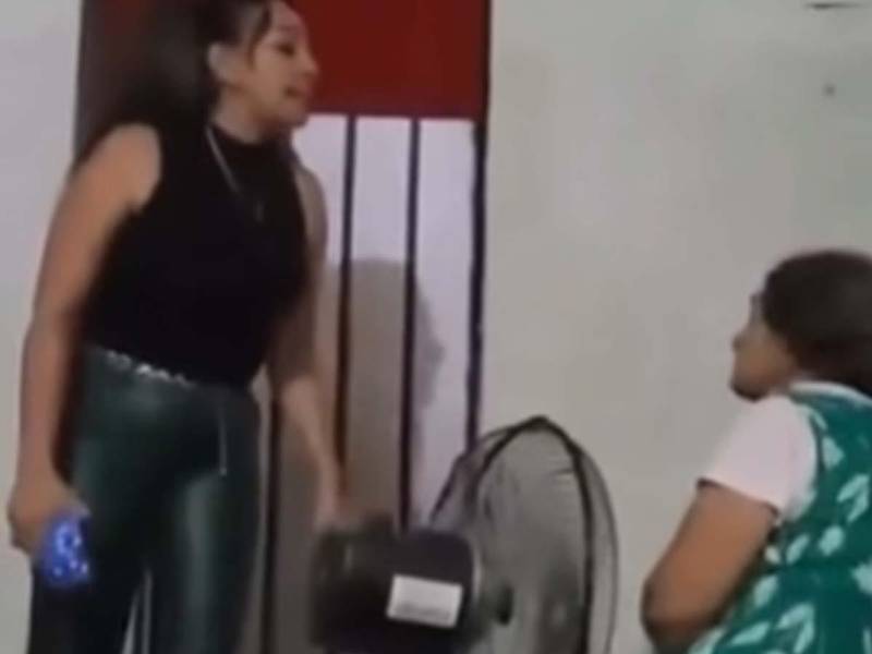 Un video difundido en redes sociales muestra una discusión, donde una mujer presuntamente agrede verbal y físicamente a su madre, una adulta mayor.