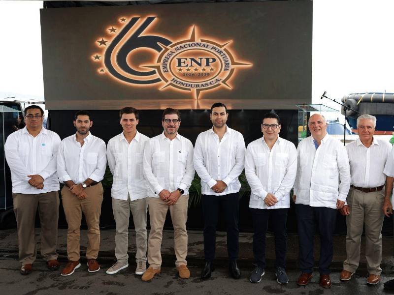 Ejecutivos de Grupo Logra durante la ceremonia de celebración del 60 aniversario de la Empresa Nacional Portuaria.