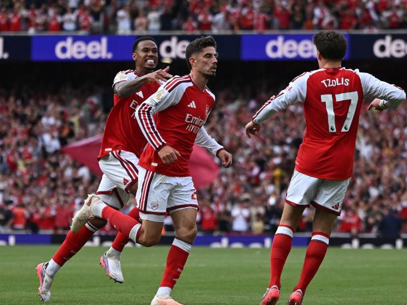 Arsenal se impuso sobre el Chelsea de Xabi Alonso y mantiene la pelea con el Manchester City por el liderato.