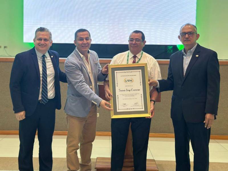 Jorge Contreras recibió un reconocimiento durante el evento.