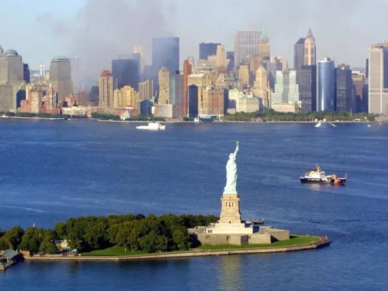 Fotografía de archivo que muestra al humo sobre los restos destruidos del World Trade Center el 15 de septiembre de 2001, en Nueva York.
